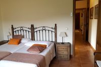 Dormitorio con cabecero de forja Dormitorio con cabecero de forja