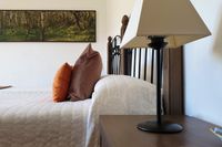 Detalle de cama y decoración de un dormitorio Detalle de cama y decoración de un dormitorio