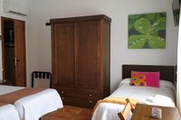 Dormitorio con armario de madera de Mirador de la Fuente