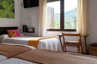 Habitación con tres camas individuales y vistas a Cabañeros