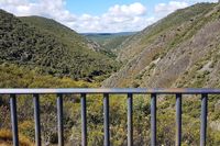 Boquerón del Estena en el Parque Nacional de Cabañeros desde un mirador de la ermita Boquerón del Estena en el Parque Nacional de Cabañeros desde un mirador de la ermita
