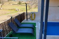 Hamacas junto a la piscina con vistas a Cabañeros Hamacas junto a la piscina con vistas a Cabañeros