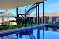 Piscina y vistas a Cabañeros desde el porche