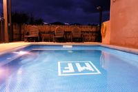 Piscina iluminada de noche en Mirador de la Fuente