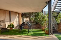 Porche y zona exterior junto a la piscina Porche y zona exterior junto a la piscina